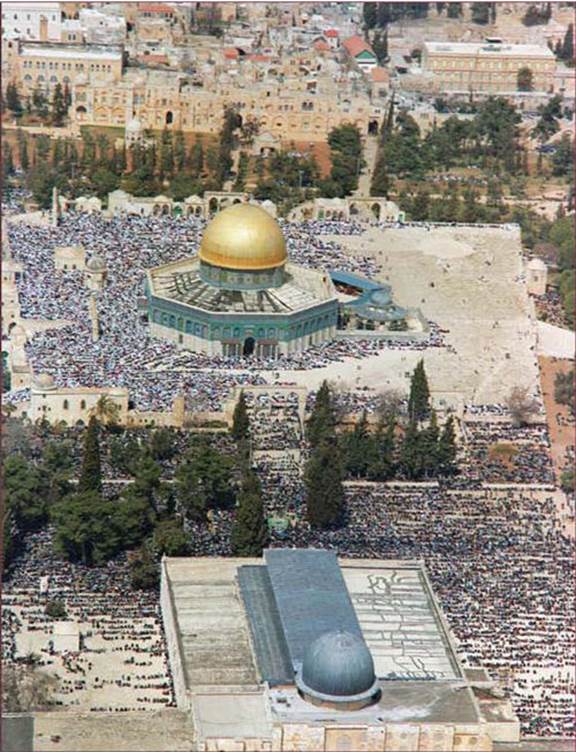 Muslims worshipping on the Temple Mount in the month of Ramadan, 1992. Under Israeli rule full religious freedom is maintained on the mount. (Moshe Milner, Government Press Office)