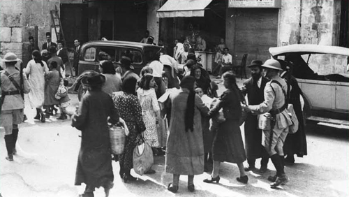 The "Al-Aksa is in danger" libel and its use by the mufti led to pogroms against Jews in Israel. In the photo: Jews of the Old City being evacuated by British soldiers, 1936. (Erik Matson, Government Press Office)