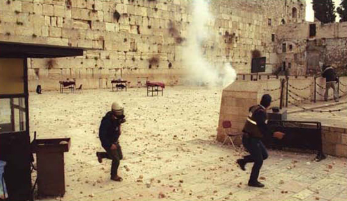 The Western Wall plaza strewn with stones hurled from the Temple Mount after the Jewish worshippers were evacuated from the plaza, 1994. (Avi Ochayon, Government Press Office)
