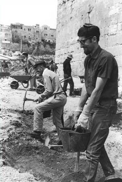 Volunteers uncover the hidden treasures of Jerusalem at the foot of the Southern Wall, immediately after the Six-Day War. The heads of the Supreme Muslim Council visited the spot and expressed enthusiasm, but in public they leveled charges. (Fritz Cohen, Government Press Office)