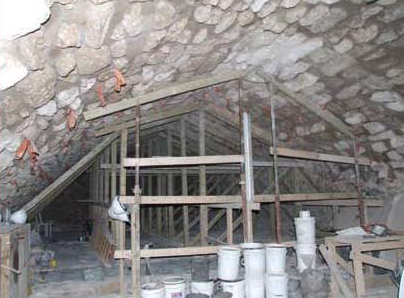 The reinforcements prevented the houses above from sinking. (courtesy of the Western Wall Heritage Foundation)