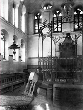 The Ohel Yitzchak Synagogue before the Arabs destroyed it, early twentieth century. (courtesy of the Western Wall Heritage Foundation)