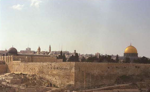 The Southern Wall (on the left) and the Eastern Wall (on the right) of the Temple Mount, March 1997. Engineering reports stated that the work on Solomon's Stables undermined their stability. (Avi Ohayon, Government Press Office)