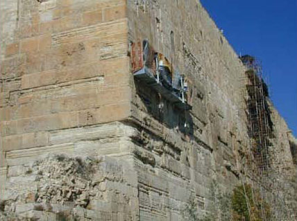 The corner of the Western and Southern walls. Workers are treating the bulge of the Southern Wall. (courtesy of the Israel Antiquities Authority)